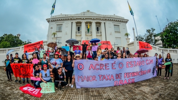 Com cruzes e cartazes, mulheres protestam em Rio Branco contra a violência e o retrocesso 